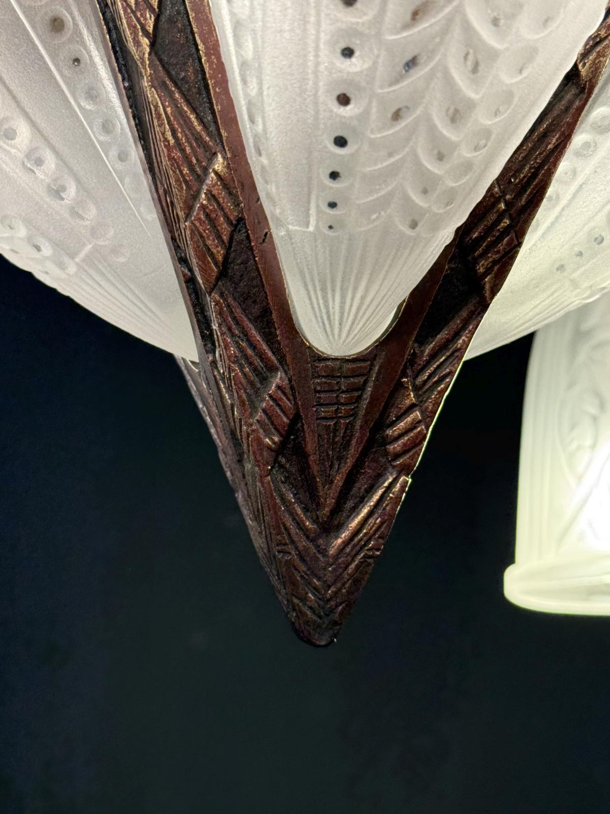Lustru Art Deco din bronz, anii 1930, cu elemente originale din sticlă presată satinată și instalație electrică refăcută. Sertar Magic București.