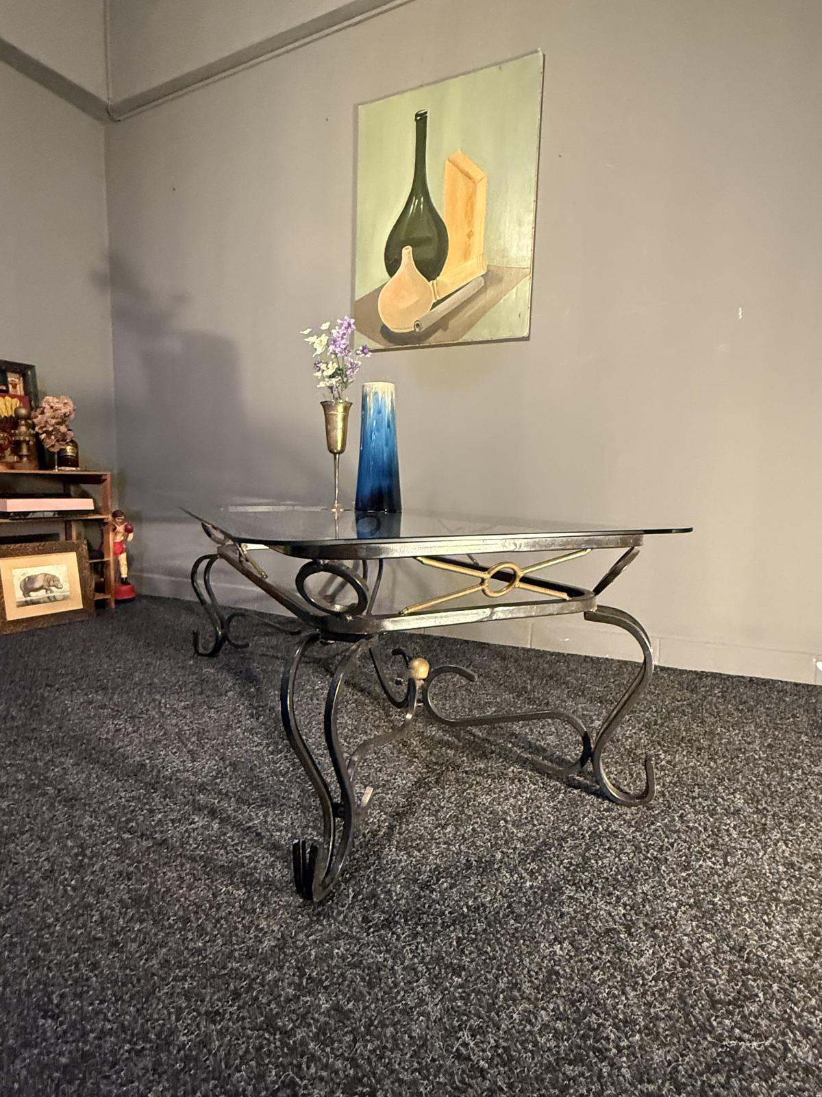 Măsuță vintage de salon din fier forjat cu blat nou din sticlă securizată. Design elegant cu detalii geometrice și accente aurii. sertar magic București