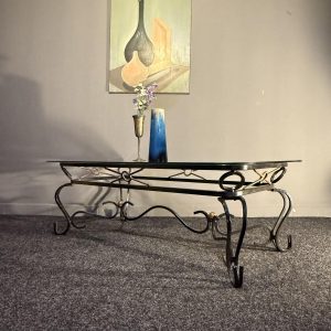 Măsuță vintage de salon din fier forjat cu blat nou din sticlă securizată. Design elegant cu detalii geometrice și accente aurii. sertar magic București