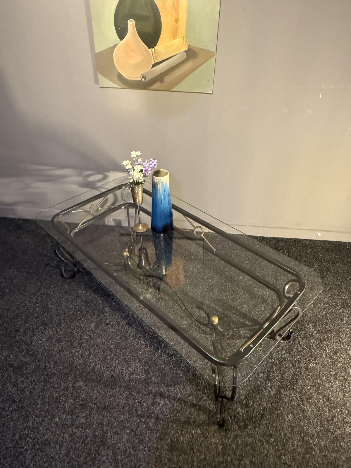 Măsuță vintage de salon din fier forjat cu blat nou din sticlă securizată. Design elegant cu detalii geometrice și accente aurii. sertar magic București