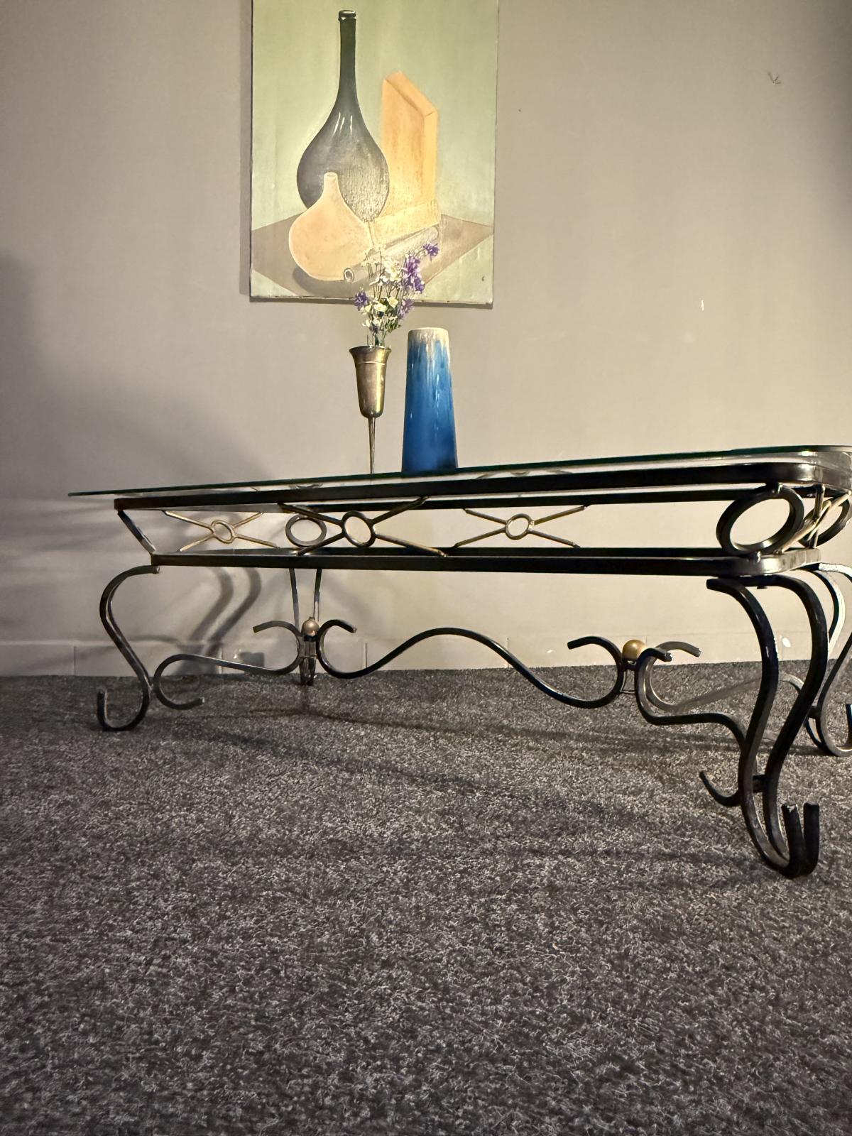 Măsuță vintage de salon din fier forjat cu blat nou din sticlă securizată. Design elegant cu detalii geometrice și accente aurii. sertar magic București