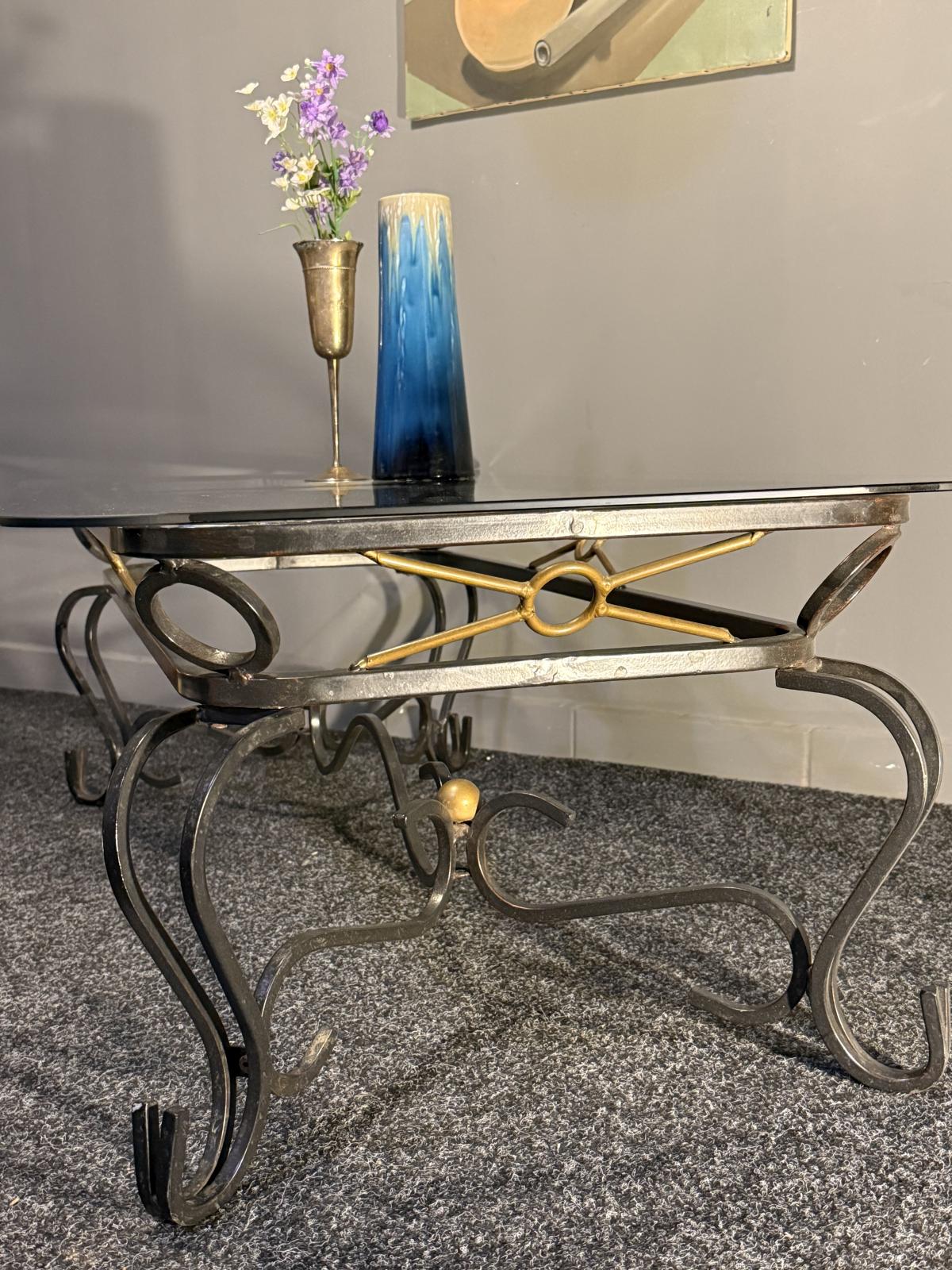 Măsuță vintage de salon din fier forjat cu blat nou din sticlă securizată. Design elegant cu detalii geometrice și accente aurii. sertar magic București