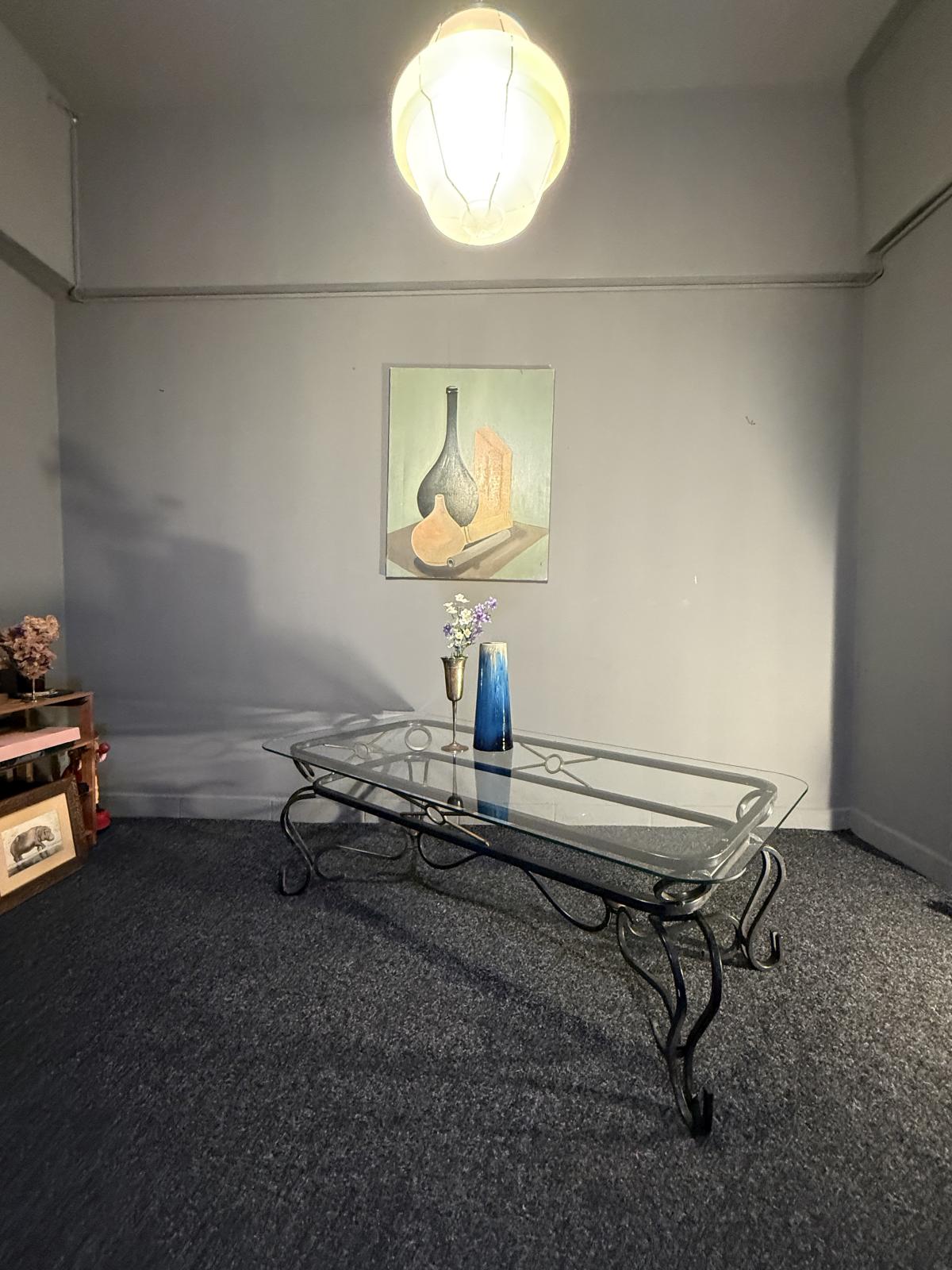 Măsuță vintage de salon din fier forjat cu blat nou din sticlă securizată. Design elegant cu detalii geometrice și accente aurii. sertar magic București