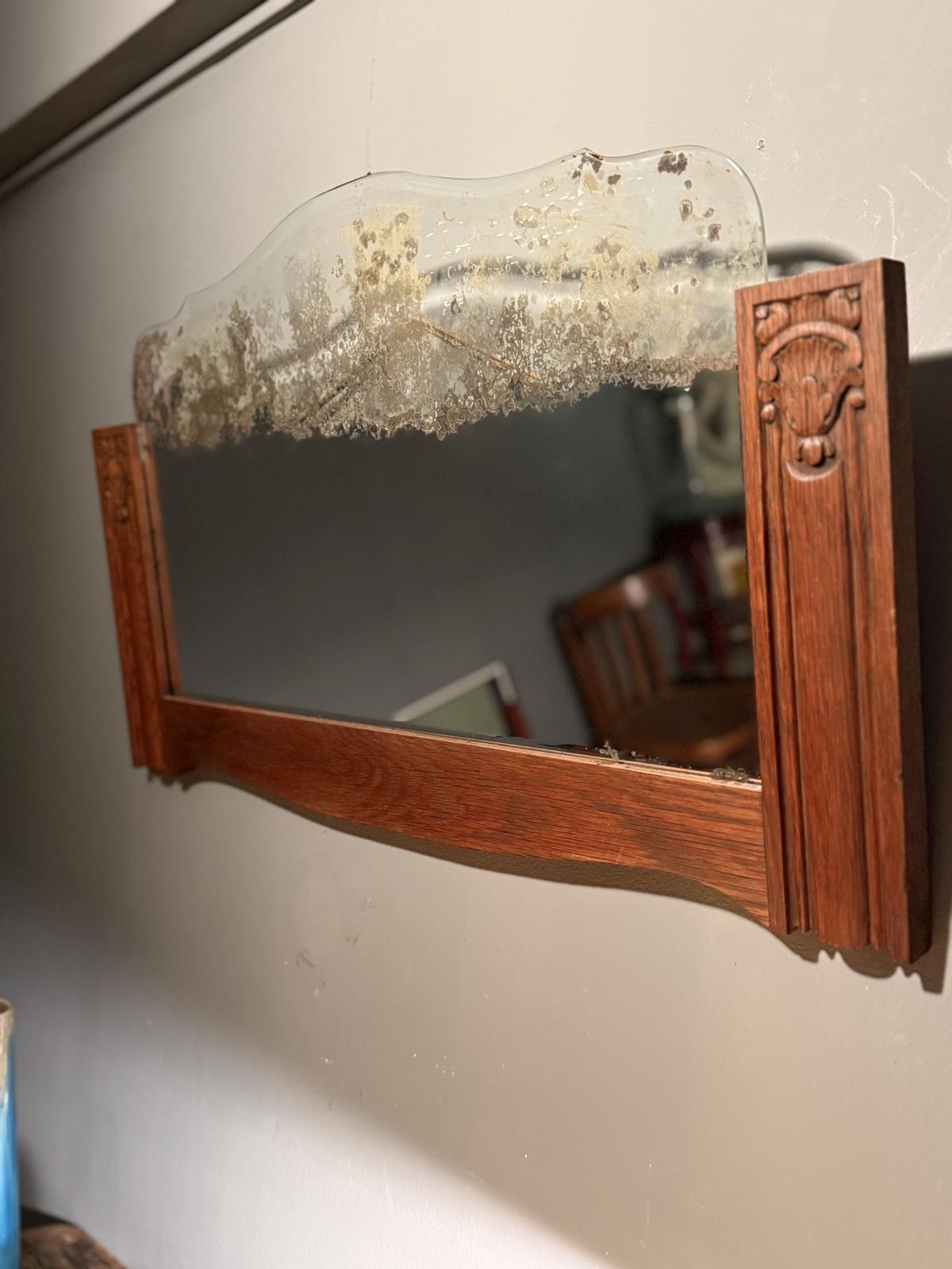 Oglindă Art Nouveau foarte veche, cu sticlă bizotată și argintură patinată natural. Cadru din stejar în stare foarte bună. sertar magic București