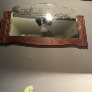 Oglindă Art Nouveau foarte veche, cu sticlă bizotată și argintură patinată natural. Cadru din stejar în stare foarte bună. sertar magic București