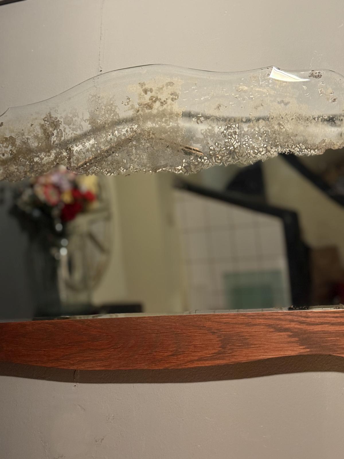 Oglindă Art Nouveau foarte veche, cu sticlă bizotată și argintură patinată natural. Cadru din stejar în stare foarte bună. sertar magic București