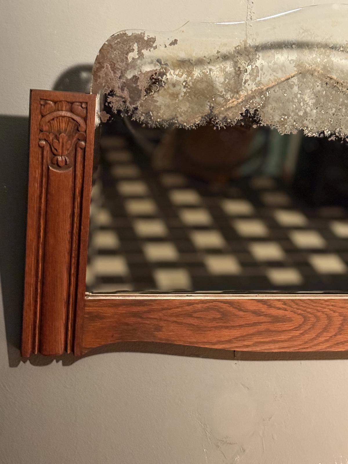 Oglindă Art Nouveau foarte veche, cu sticlă bizotată și argintură patinată natural. Cadru din stejar în stare foarte bună. sertar magic București
