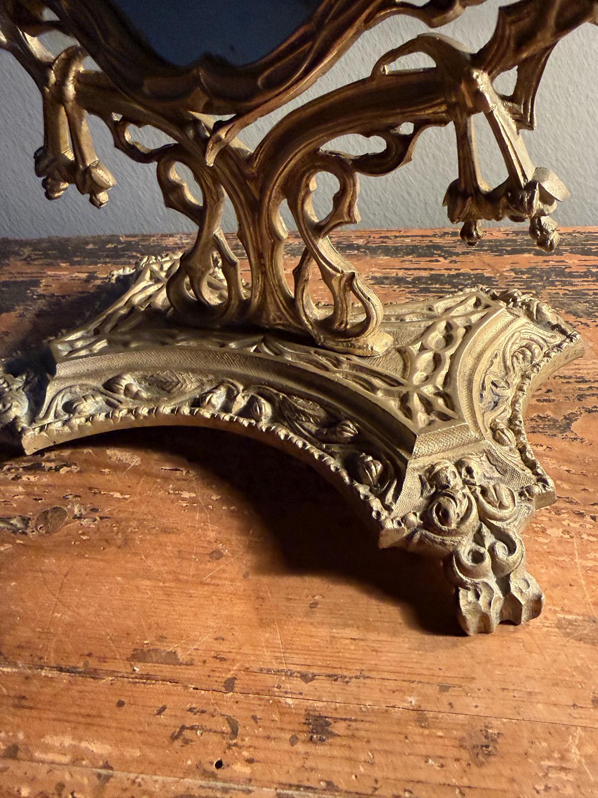 Oglindă de masă Art Nouveau din alamă masivă, curățată și ușor lustruită, cu patină discretă. sertar magic București