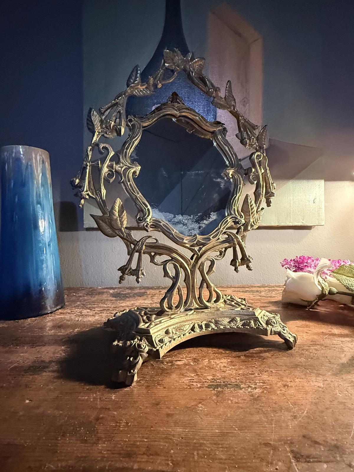 Oglindă de masă Art Nouveau din alamă masivă, curățată și ușor lustruită, cu patină discretă. sertar magic București
