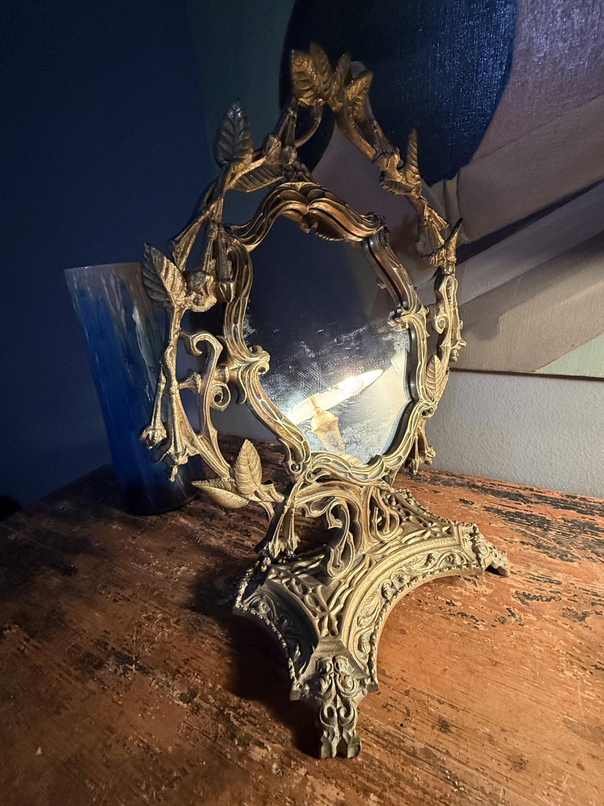 Oglindă de masă Art Nouveau din alamă masivă, curățată și ușor lustruită, cu patină discretă. sertar magic București