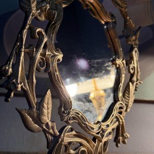 Oglindă de masă Art Nouveau din alamă masivă, curățată și ușor lustruită, cu patină discretă. sertar magic București