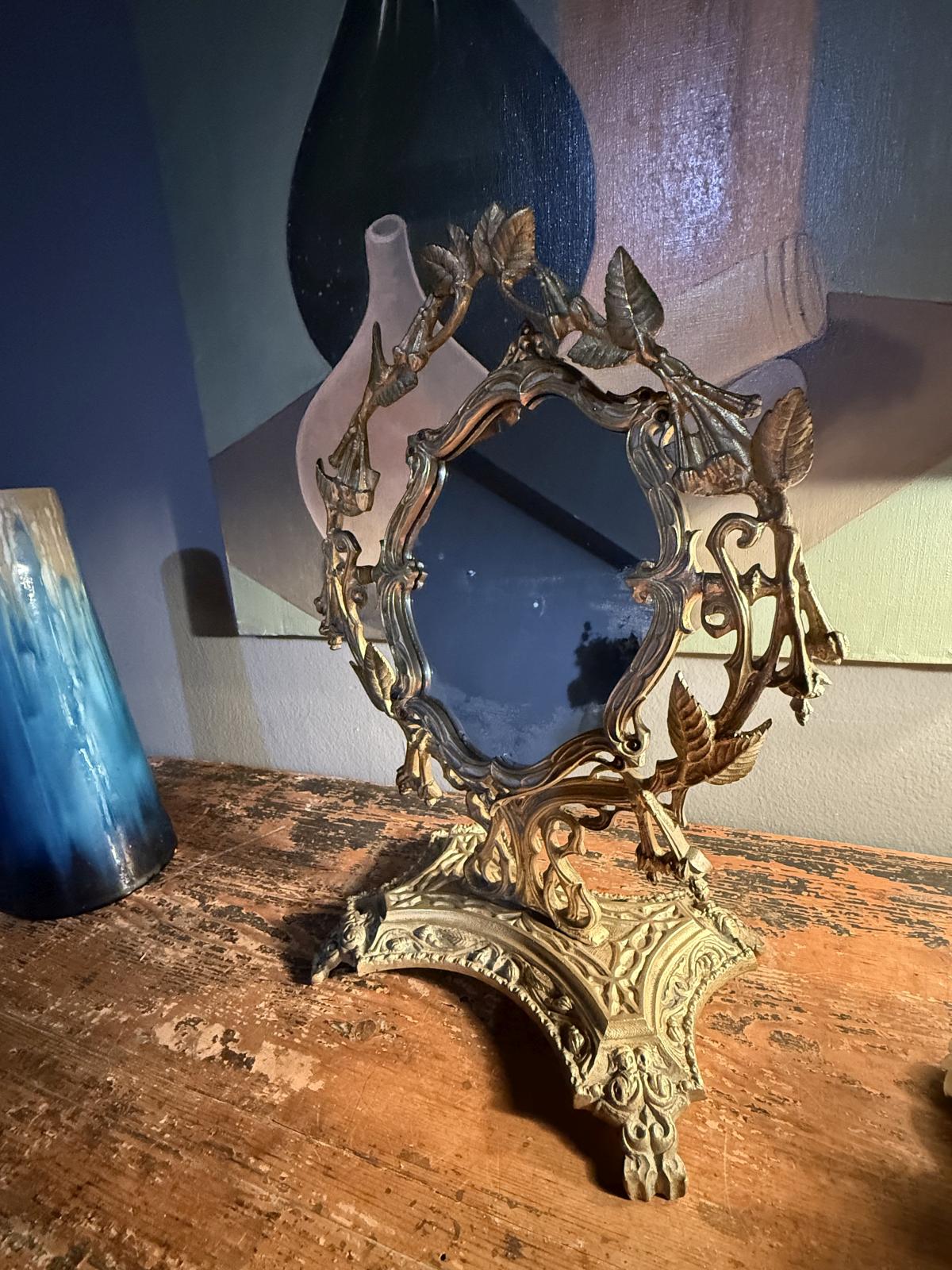 Oglindă de masă Art Nouveau din alamă masivă, curățată și ușor lustruită, cu patină discretă. sertar magic București
