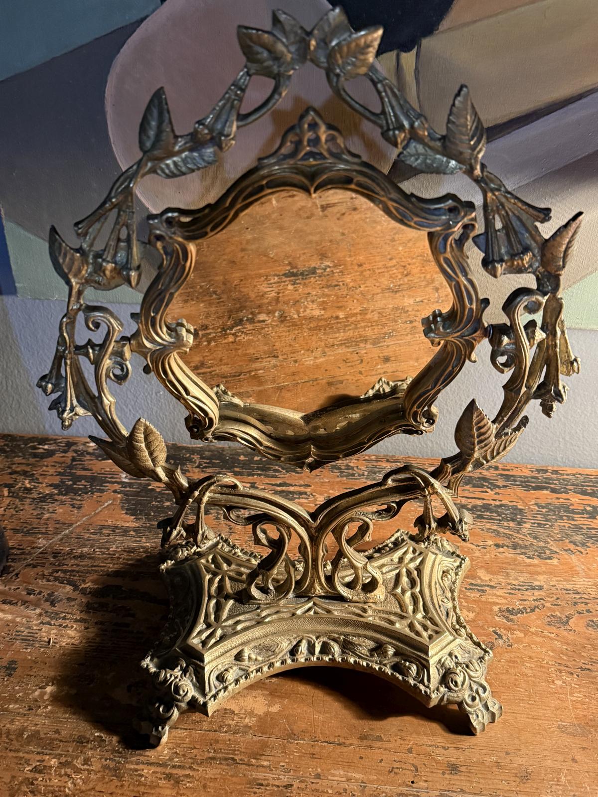 Oglindă de masă Art Nouveau din alamă masivă, curățată și ușor lustruită, cu patină discretă. sertar magic București