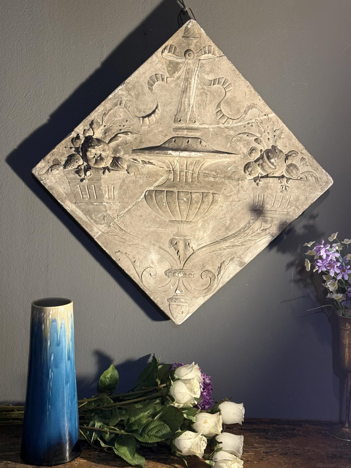Panou decorativ vechi din ipsos, datat 15 juillet 1888, cu decor floral în relief. Piesă restaurată, cu patină autentică. sertar magic București