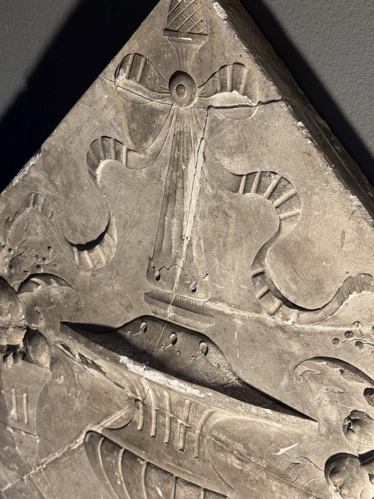 Panou decorativ vechi din ipsos, datat 15 juillet 1888, cu decor floral în relief. Piesă restaurată, cu patină autentică. sertar magic București