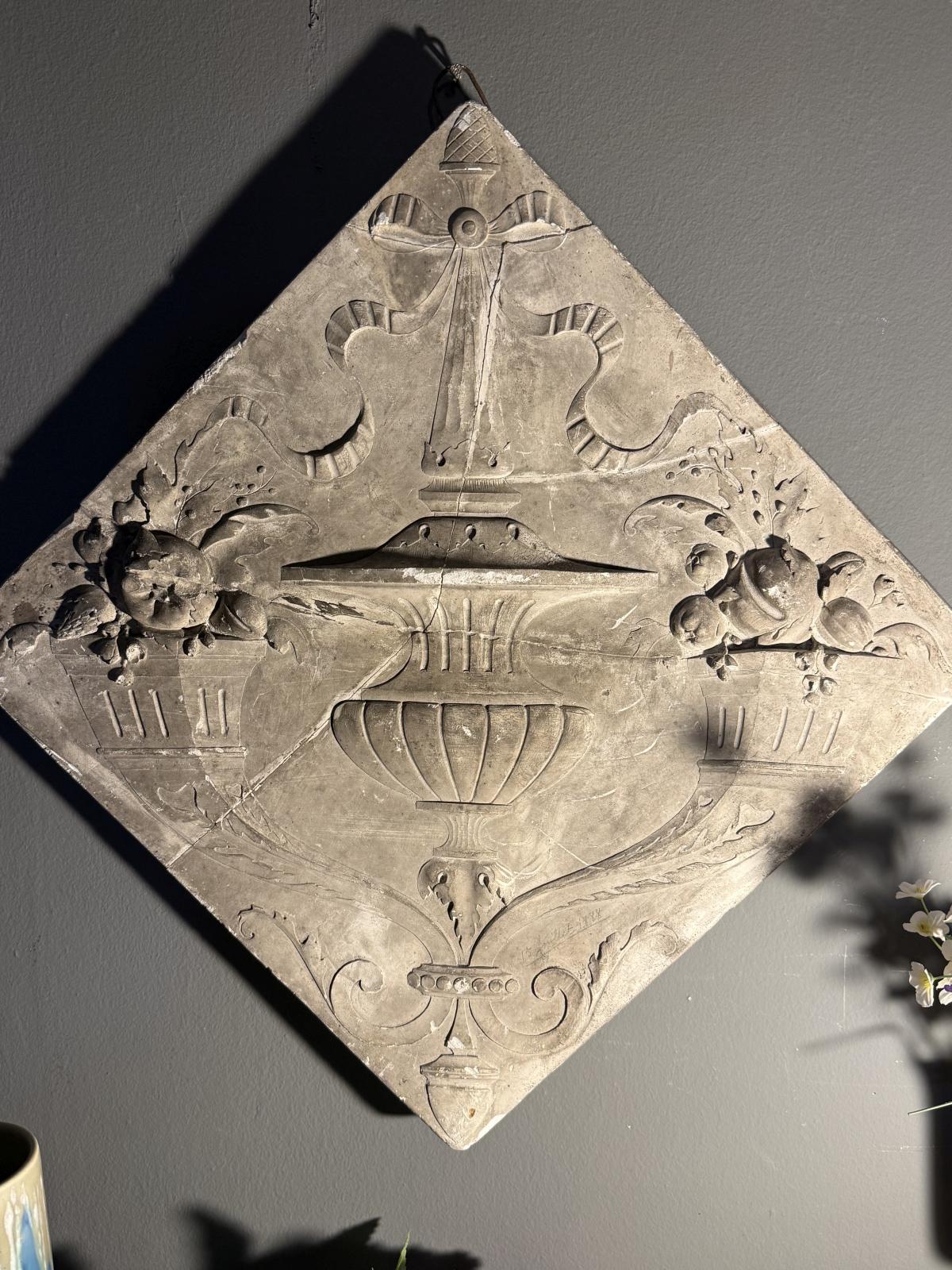 Panou decorativ vechi din ipsos, datat 15 juillet 1888, cu decor floral în relief. Piesă restaurată, cu patină autentică. sertar magic București