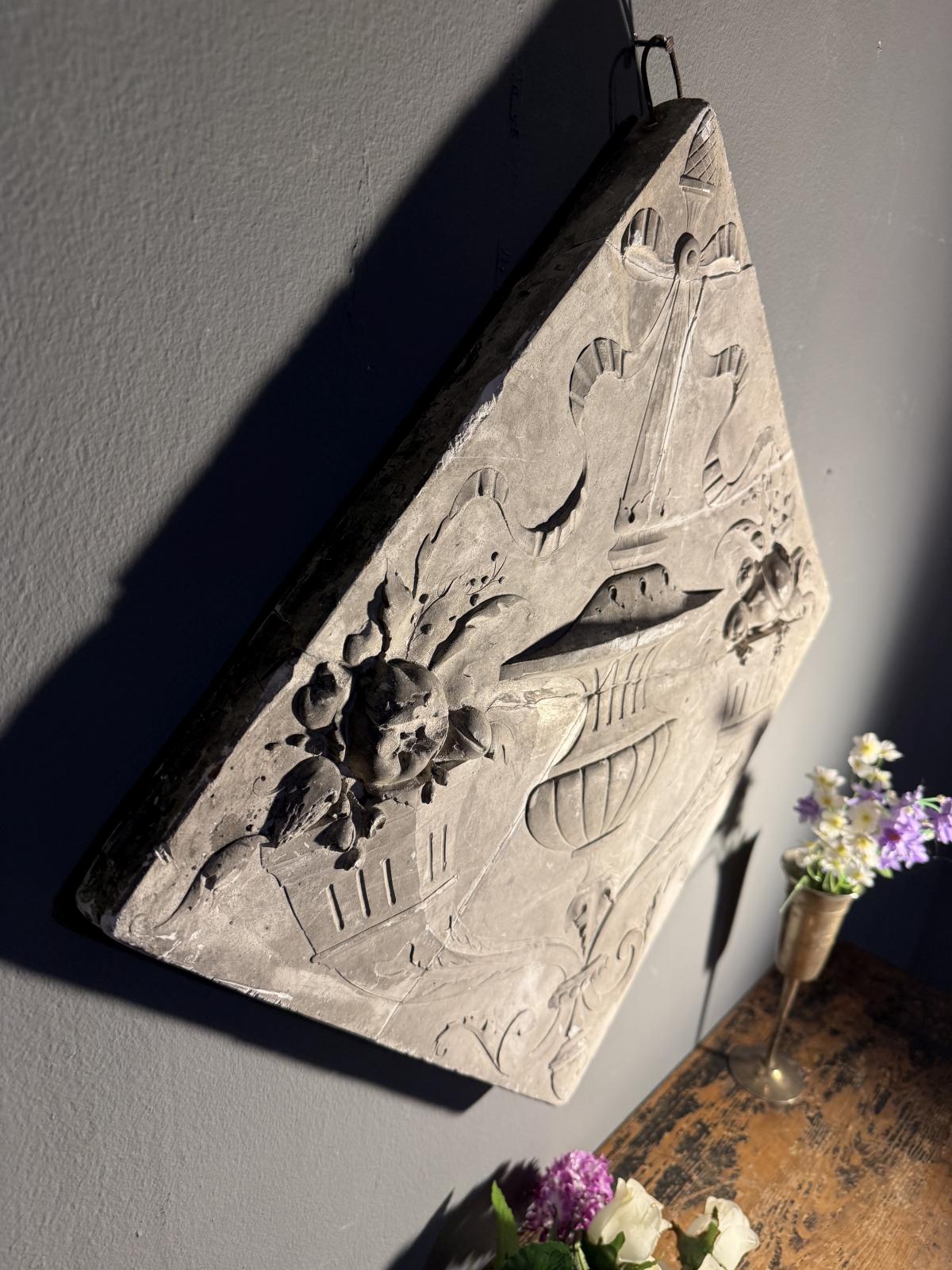 Panou decorativ vechi din ipsos, datat 15 juillet 1888, cu decor floral în relief. Piesă restaurată, cu patină autentică. sertar magic București