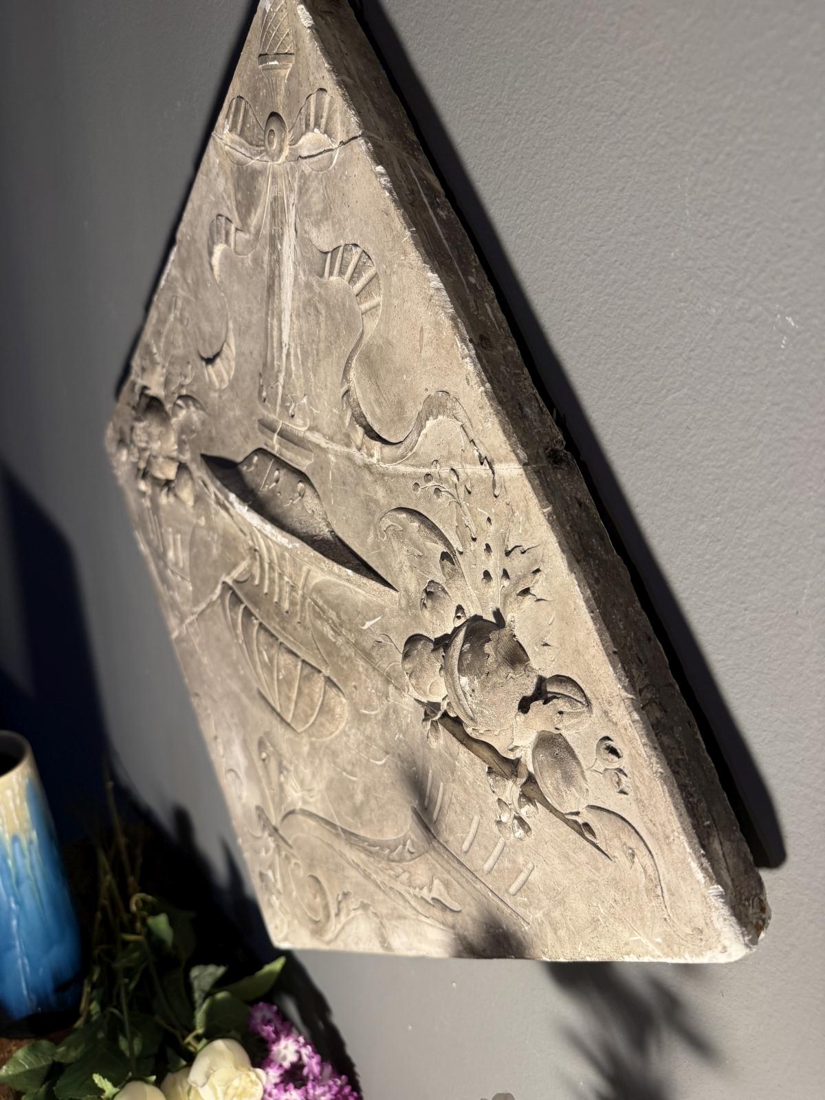 Panou decorativ vechi din ipsos, datat 15 juillet 1888, cu decor floral în relief. Piesă restaurată, cu patină autentică. sertar magic București