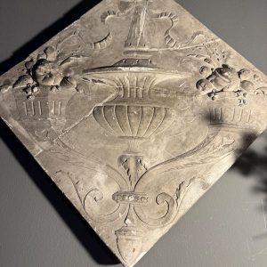 Panou decorativ vechi din ipsos, datat 15 juillet 1888, cu decor floral în relief. Piesă restaurată, cu patină autentică. sertar magic București