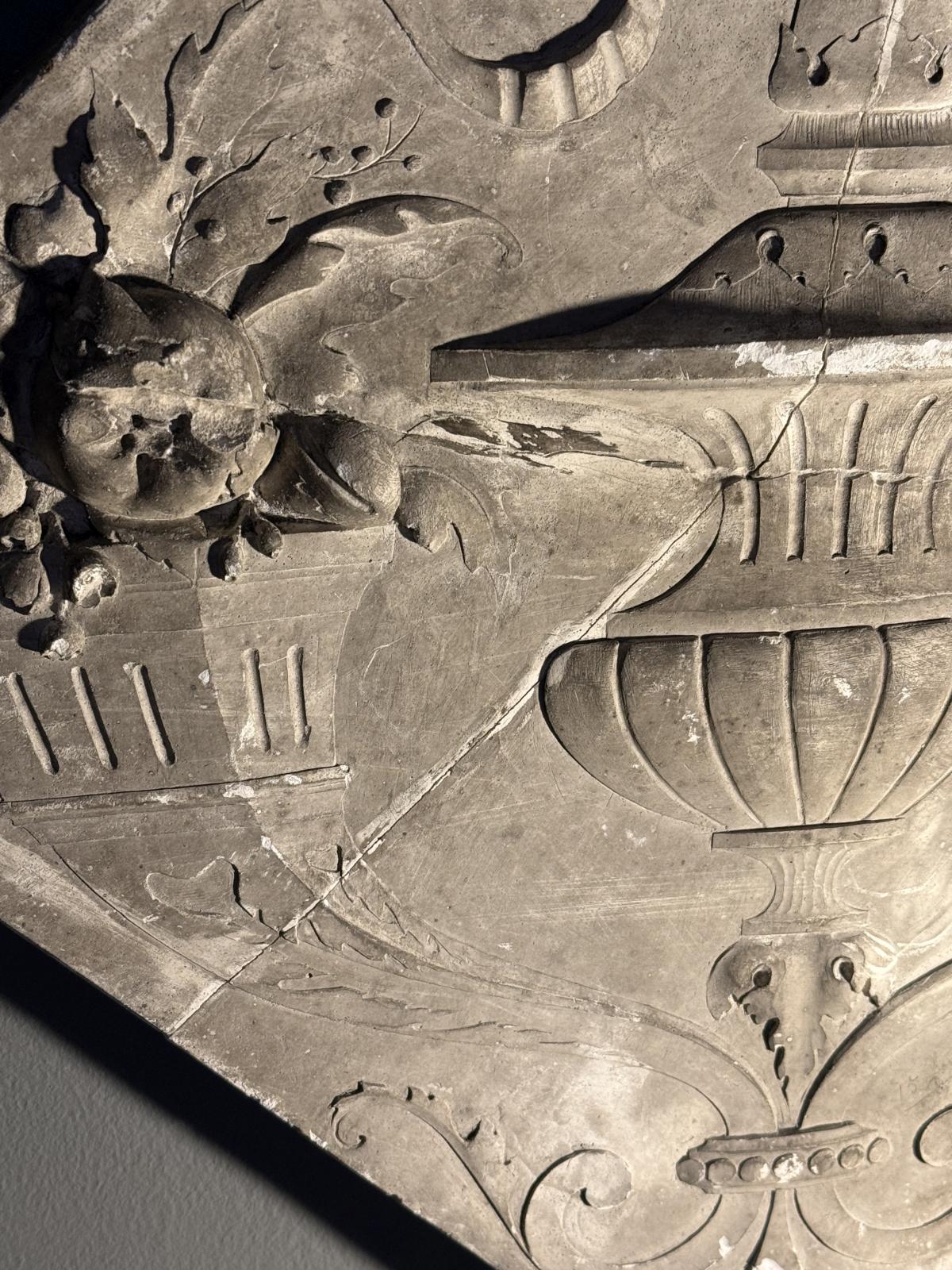 Panou decorativ vechi din ipsos, datat 15 juillet 1888, cu decor floral în relief. Piesă restaurată, cu patină autentică. sertar magic București