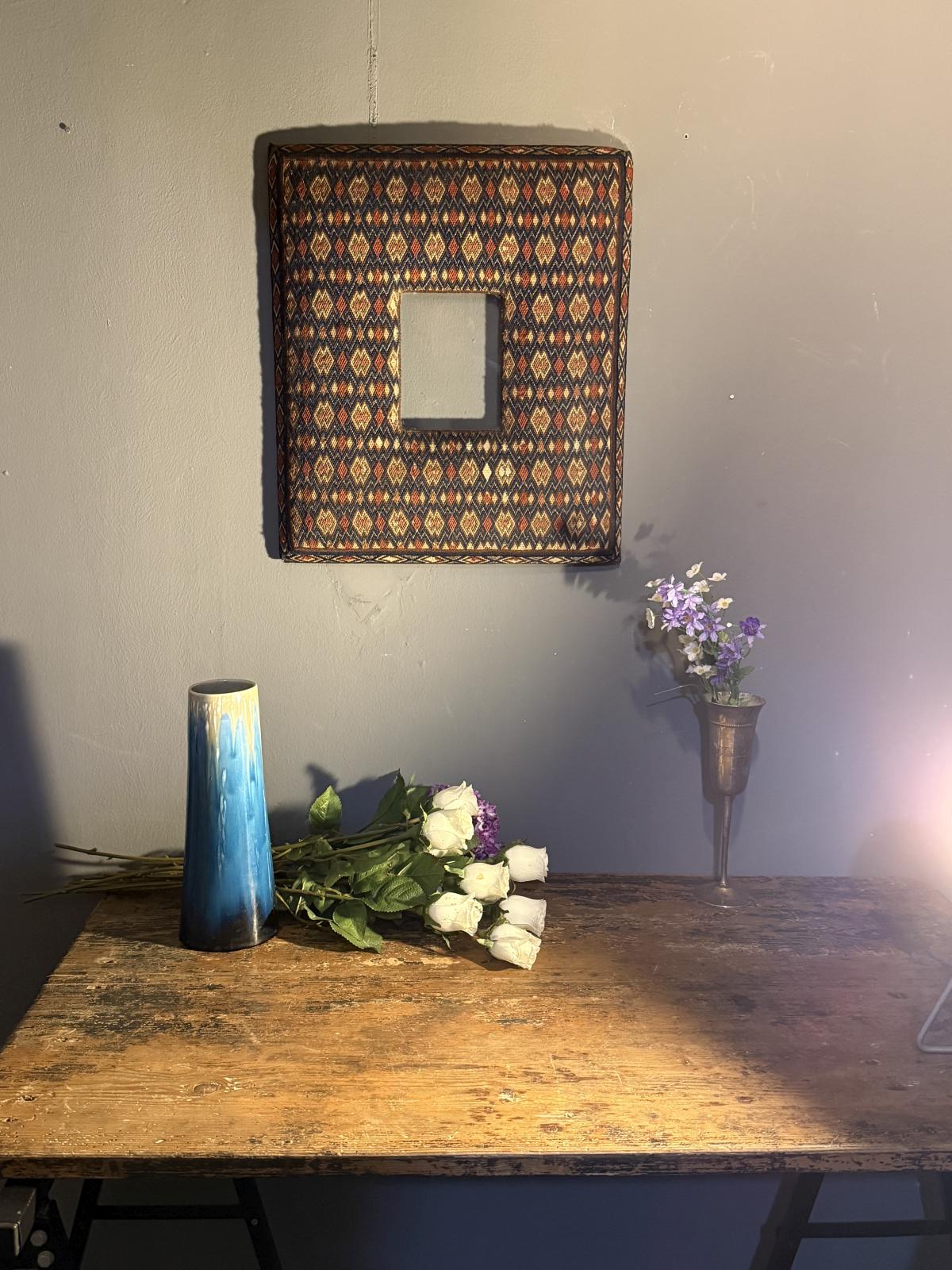 Ramă foto neoromânească interbelică, cu decor textil original. Piesă rară de dimensiuni mari, în stare foarte bună. sertar magic București