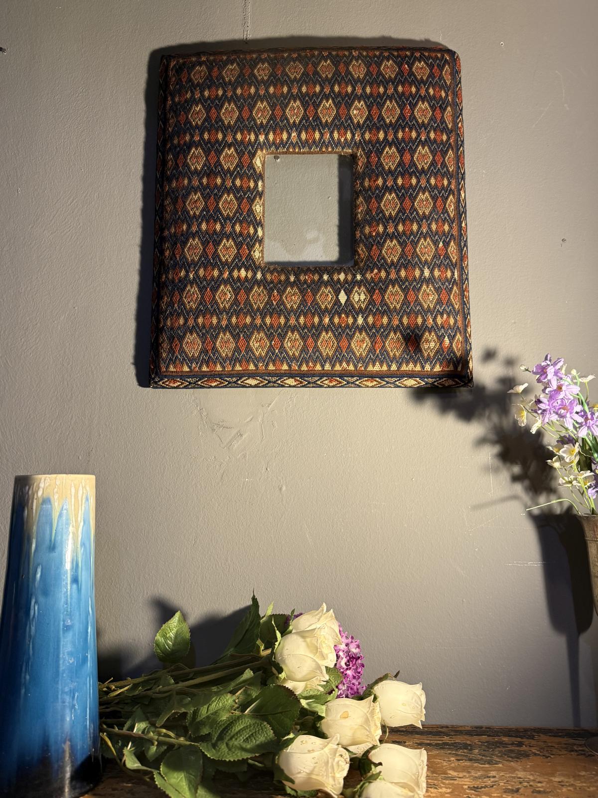 Ramă foto neoromânească interbelică, cu decor textil original. Piesă rară de dimensiuni mari, în stare foarte bună. sertar magic București