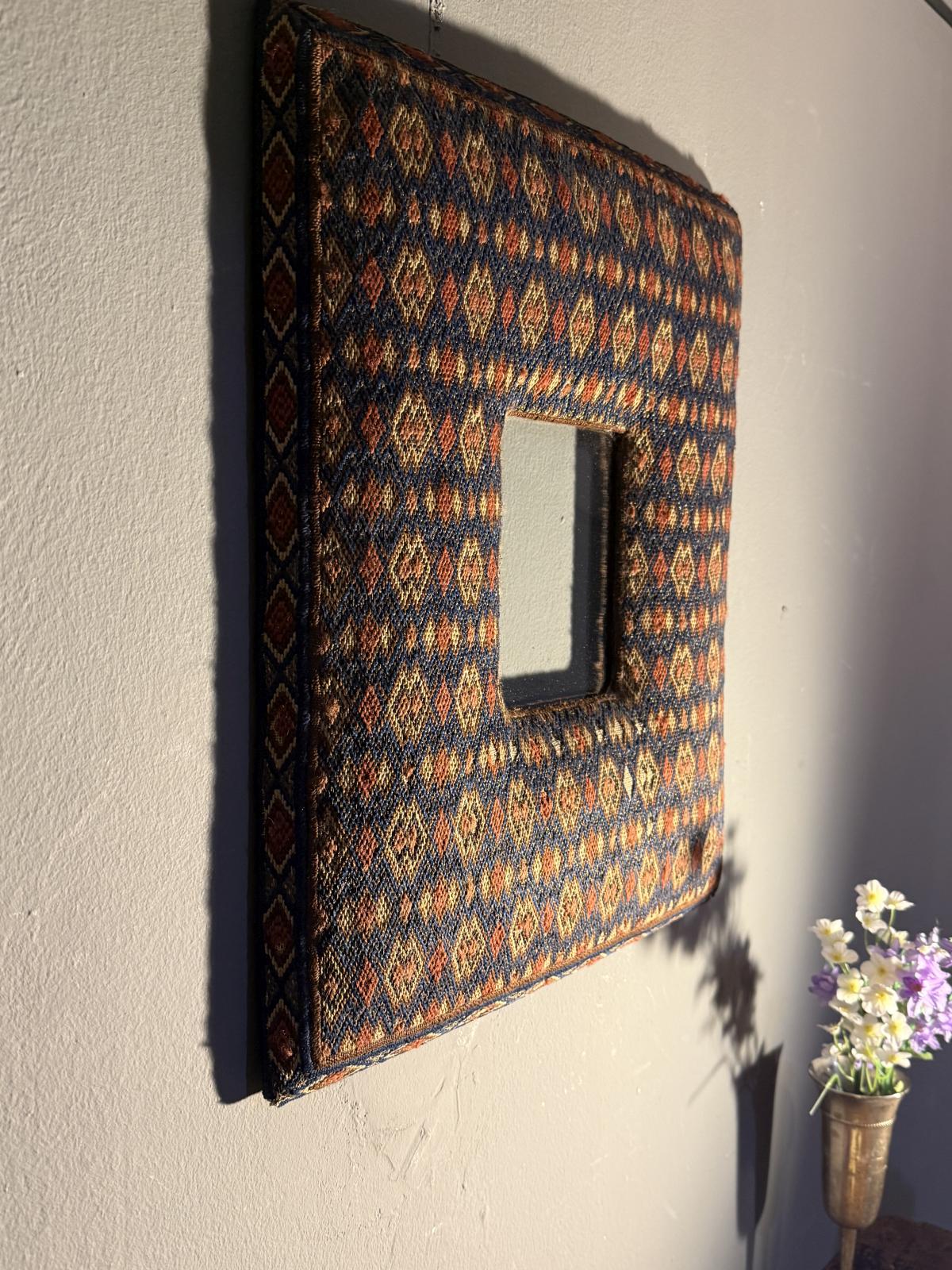 Ramă foto neoromânească interbelică, cu decor textil original. Piesă rară de dimensiuni mari, în stare foarte bună. sertar magic București