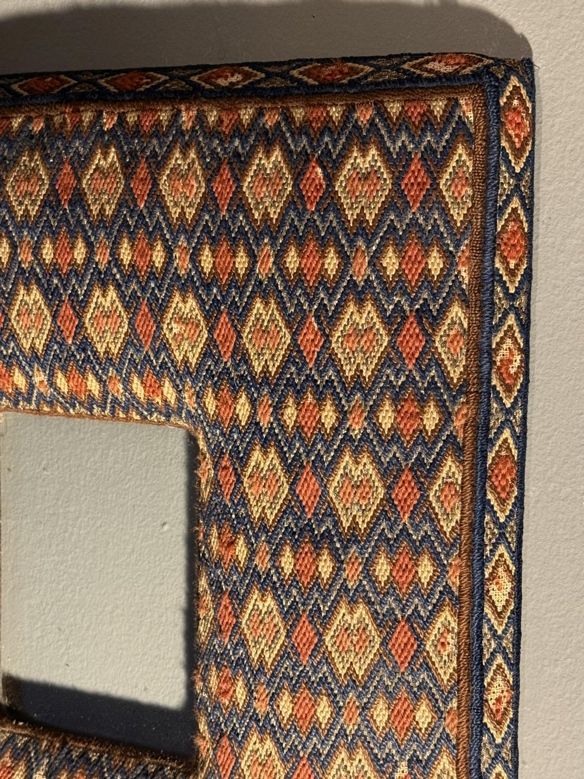 Ramă foto neoromânească interbelică, cu decor textil original. Piesă rară de dimensiuni mari, în stare foarte bună. sertar magic București