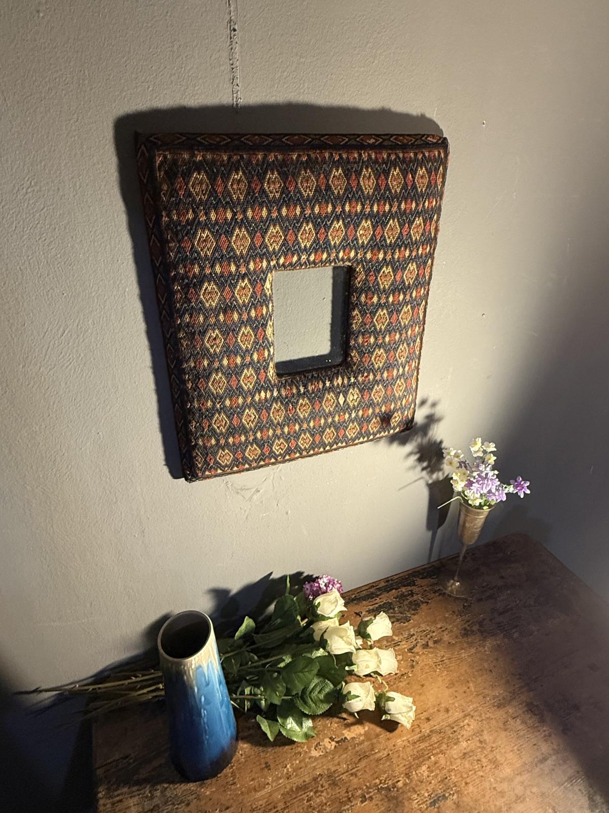 Ramă foto neoromânească interbelică, cu decor textil original. Piesă rară de dimensiuni mari, în stare foarte bună. sertar magic București