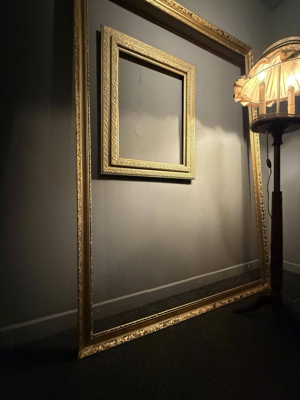 Ramă mare pentru tablou din lemn masiv, restaurată și recondiționată, decor floral în relief. Ideală pentru decor interior. sertar magic București