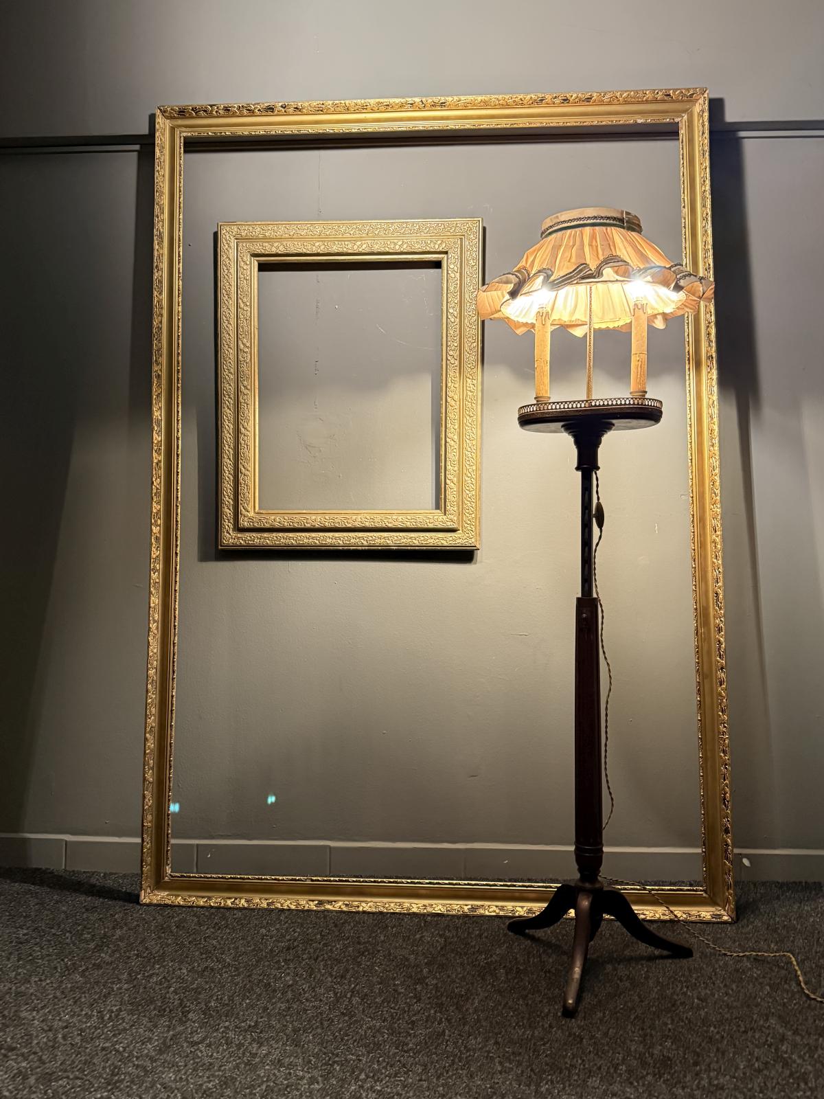 Ramă mare pentru tablou din lemn masiv, restaurată și recondiționată, decor floral în relief. Ideală pentru decor interior. sertar magic București