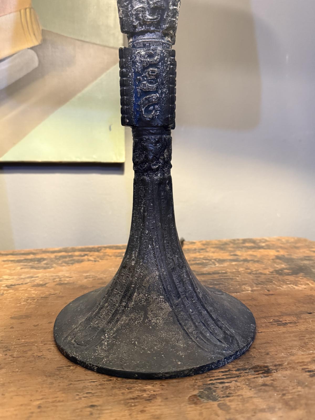 Veioză vintage cu influențe Art Deco, bază metalică grea cu reliefuri decorative și abat-jour rectangular textil. Piesă decorativă. Sertar Magic București