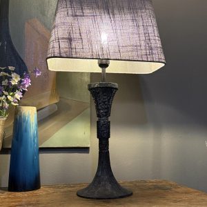 Veioză vintage cu influențe Art Deco, bază metalică grea cu reliefuri decorative și abat-jour rectangular textil. Piesă decorativă. Sertar Magic București
