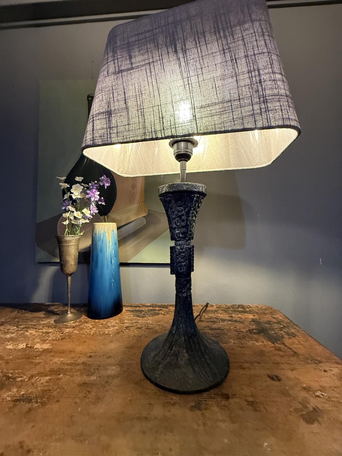 Veioză vintage cu influențe Art Deco, bază metalică grea cu reliefuri decorative și abat-jour rectangular textil. Piesă decorativă. Sertar Magic București