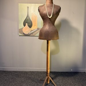 Manechin de croitorie feminin vechi, din carton presat și material textil, montat pe suport original din lemn și metal.