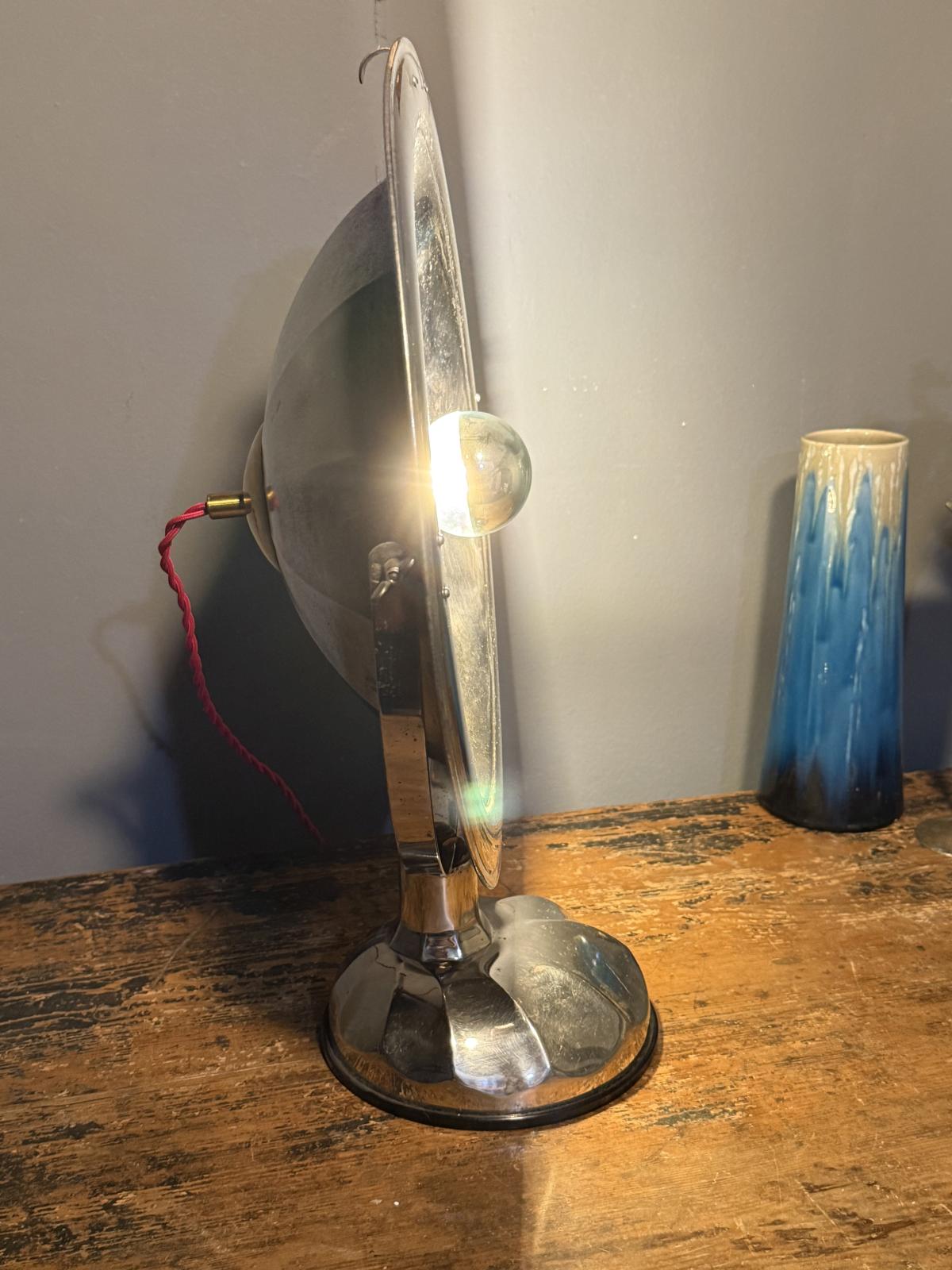 Lampă industrială realizată dintr-un fost radiator electric vintage, refăcută complet și pregătită pentru utilizare. Disponibilă la Sertar Magic București.