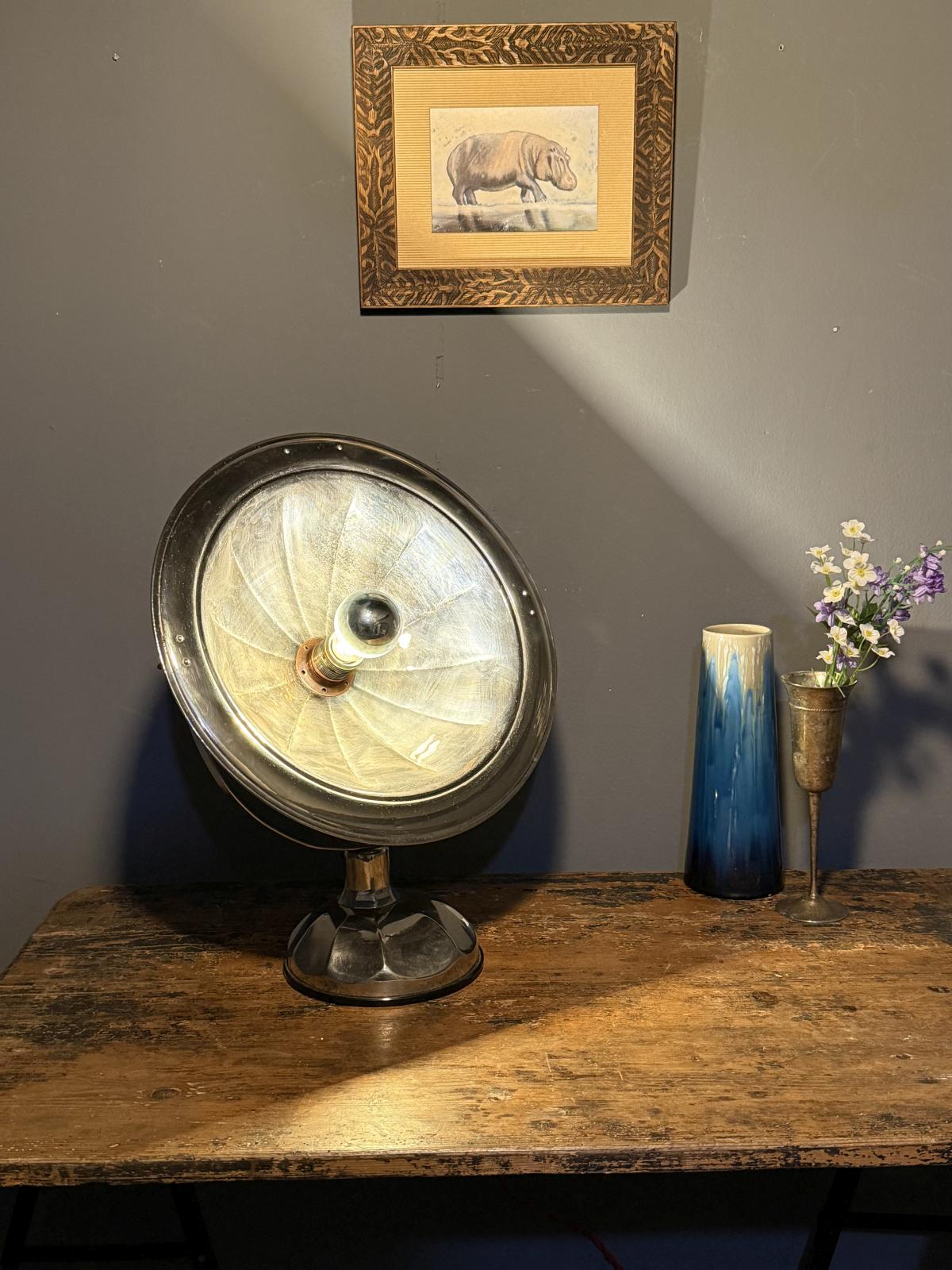 Lampă industrială realizată dintr-un fost radiator electric vintage, refăcută complet și pregătită pentru utilizare. Disponibilă la Sertar Magic București.