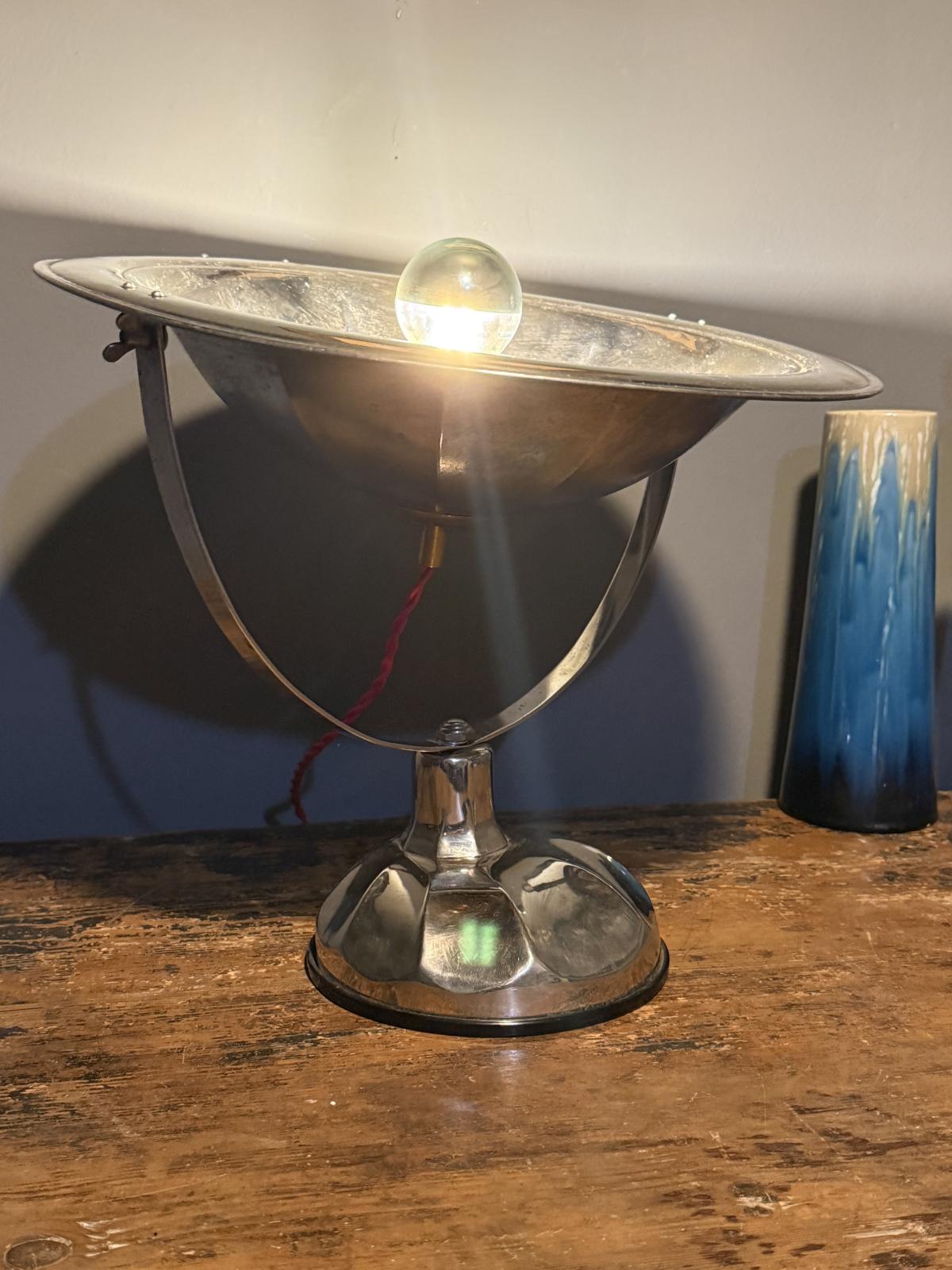 Lampă industrială realizată dintr-un fost radiator electric vintage, refăcută complet și pregătită pentru utilizare. Disponibilă la Sertar Magic București.