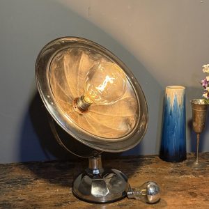 Lampă industrială realizată dintr-un fost radiator electric vintage, refăcută complet și pregătită pentru utilizare. Disponibilă la Sertar Magic București.