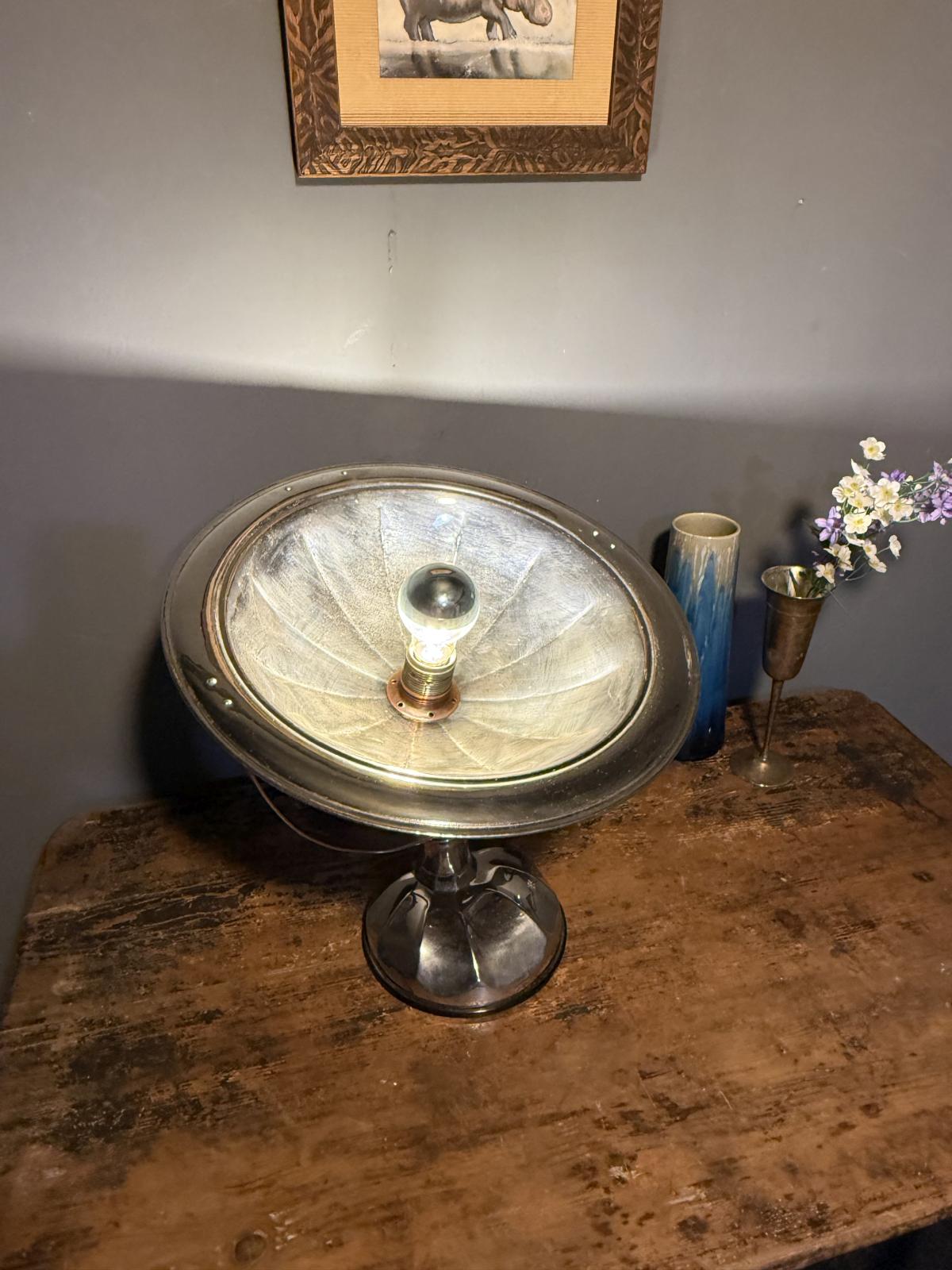 Lampă industrială realizată dintr-un fost radiator electric vintage, refăcută complet și pregătită pentru utilizare. Disponibilă la Sertar Magic București.