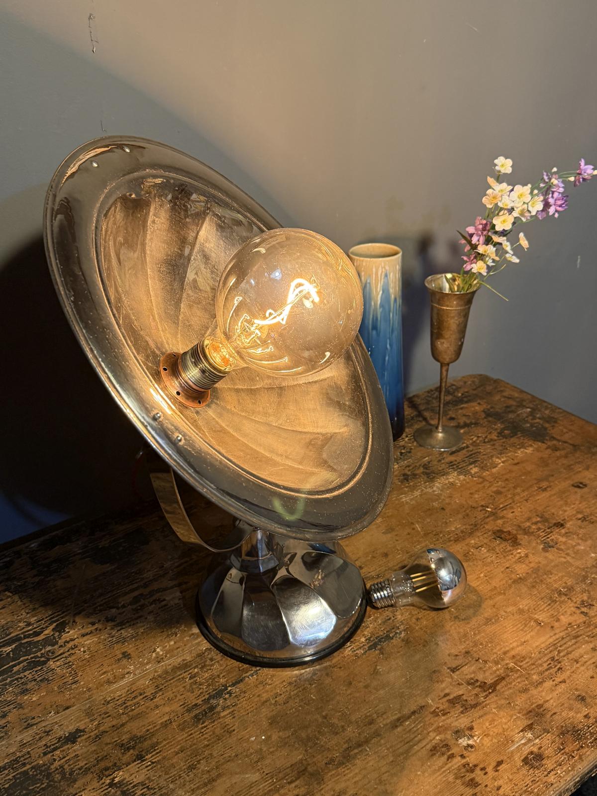 Lampă industrială realizată dintr-un fost radiator electric vintage, refăcută complet și pregătită pentru utilizare. Disponibilă la Sertar Magic București.