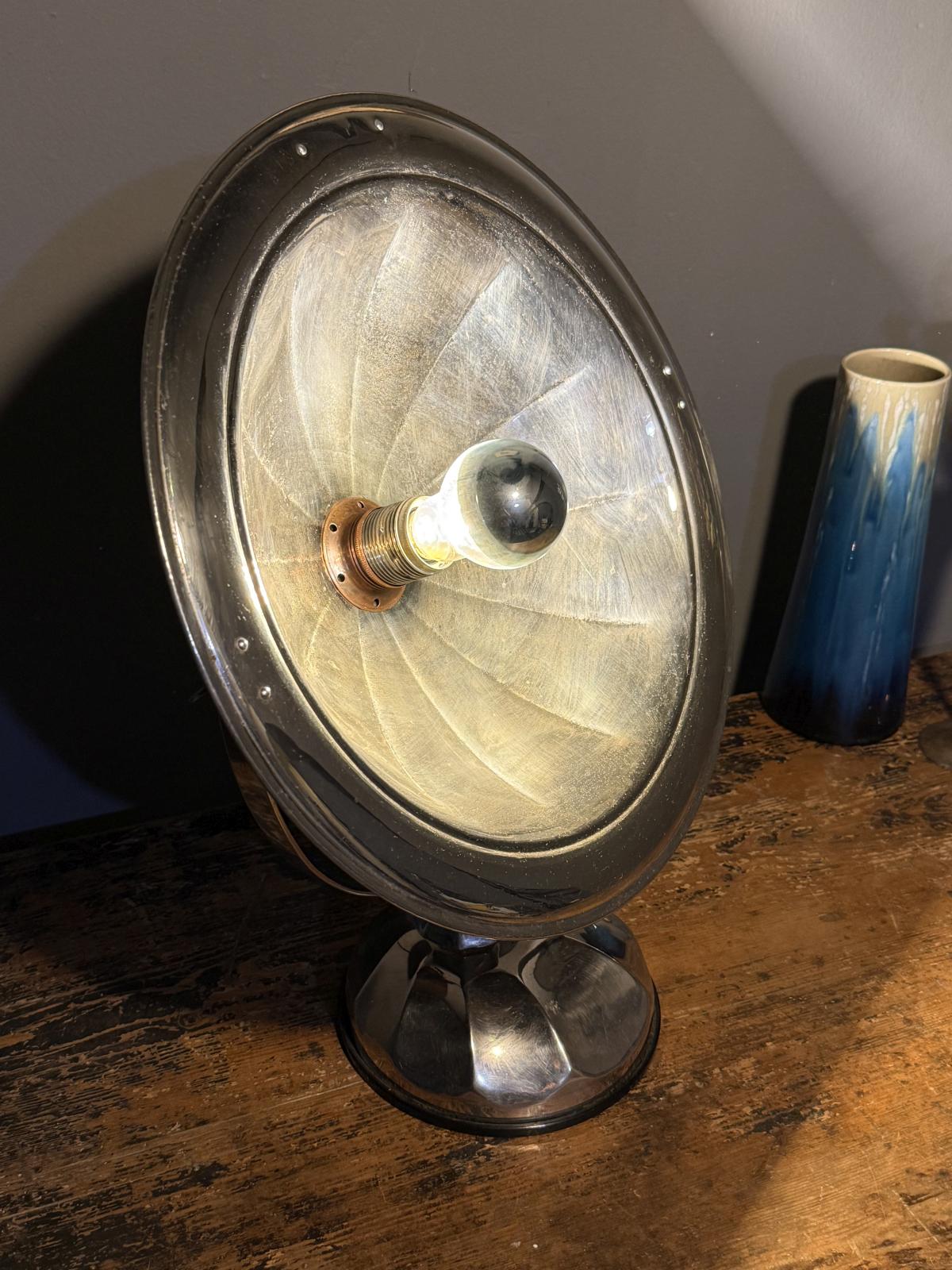 Lampă industrială realizată dintr-un fost radiator electric vintage, refăcută complet și pregătită pentru utilizare. Disponibilă la Sertar Magic București.