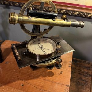 Instrument de topografie Hobson & Co London cu busolă Gebr. Fromme Wien, în cutie originală din lemn. Piesă de colecție din jurul anilor 1900. Sertar Magic București.