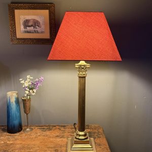 Lampă de masă din alamă cu bază stabilă, coloană canelată și abajur textil. Recondiționată cu instalație electrică nouă și cablu textil. Sertar Magic București.
