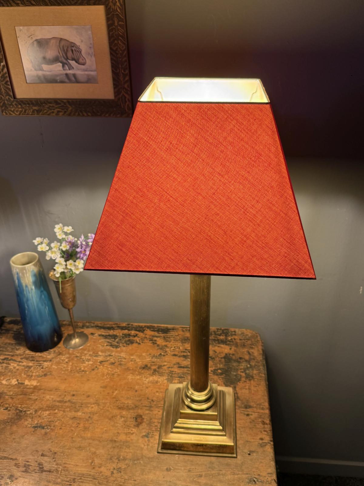 Lampă de masă din alamă cu bază stabilă, coloană canelată și abajur textil. Recondiționată cu instalație electrică nouă și cablu textil. Sertar Magic București.