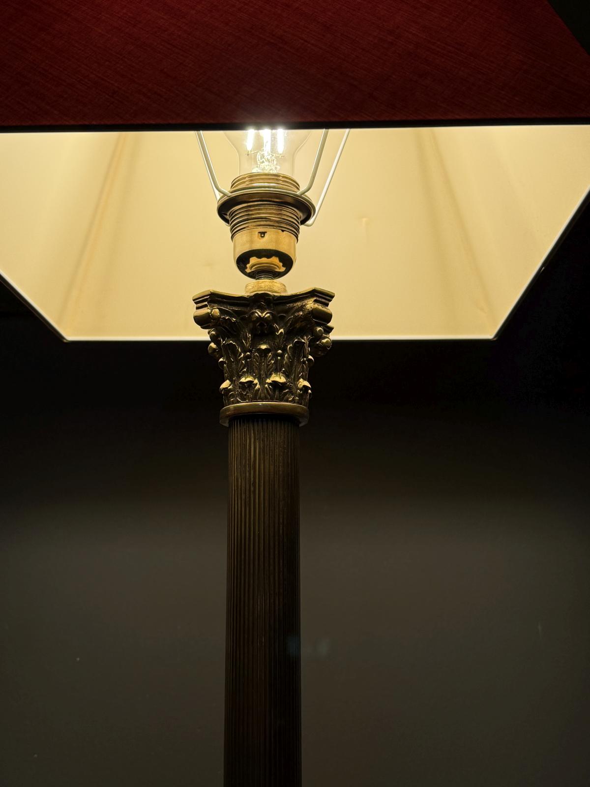 Lampă de masă din alamă cu bază stabilă, coloană canelată și abajur textil. Recondiționată cu instalație electrică nouă și cablu textil. Sertar Magic București.