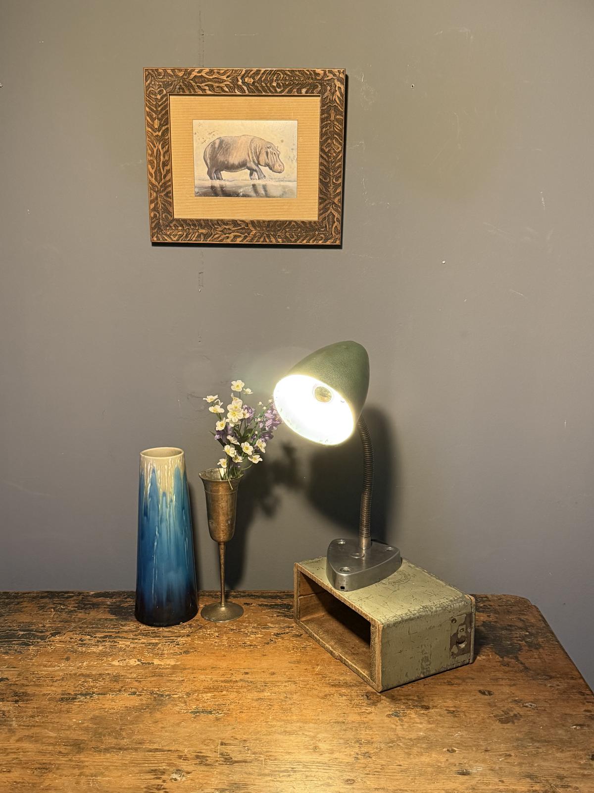 Lampă industrială vintage recondiționată, cu flexibil metalic, bază din aluminiu polisată și suport reutilizat dintr-o cutie veche. Piesă unicat. sertar magic București
