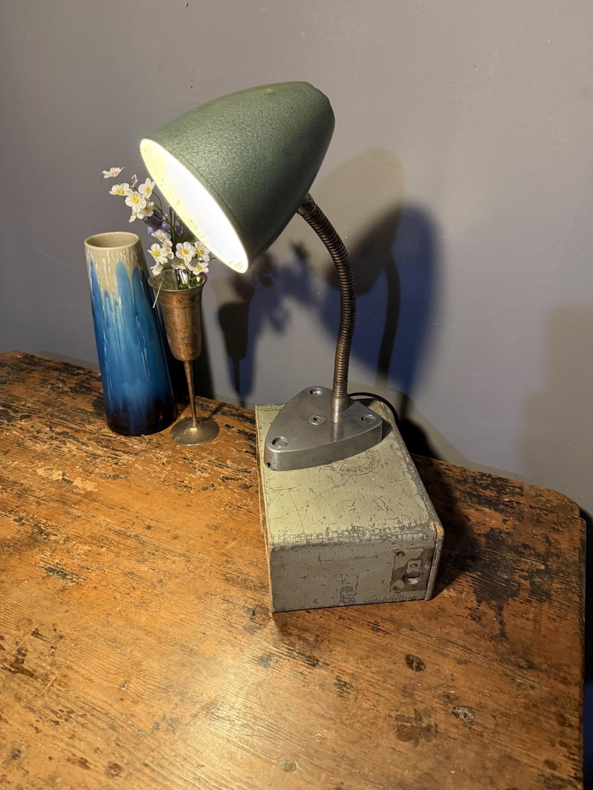 Lampă industrială vintage recondiționată, cu flexibil metalic, bază din aluminiu polisată și suport reutilizat dintr-o cutie veche. Piesă unicat. sertar magic București
