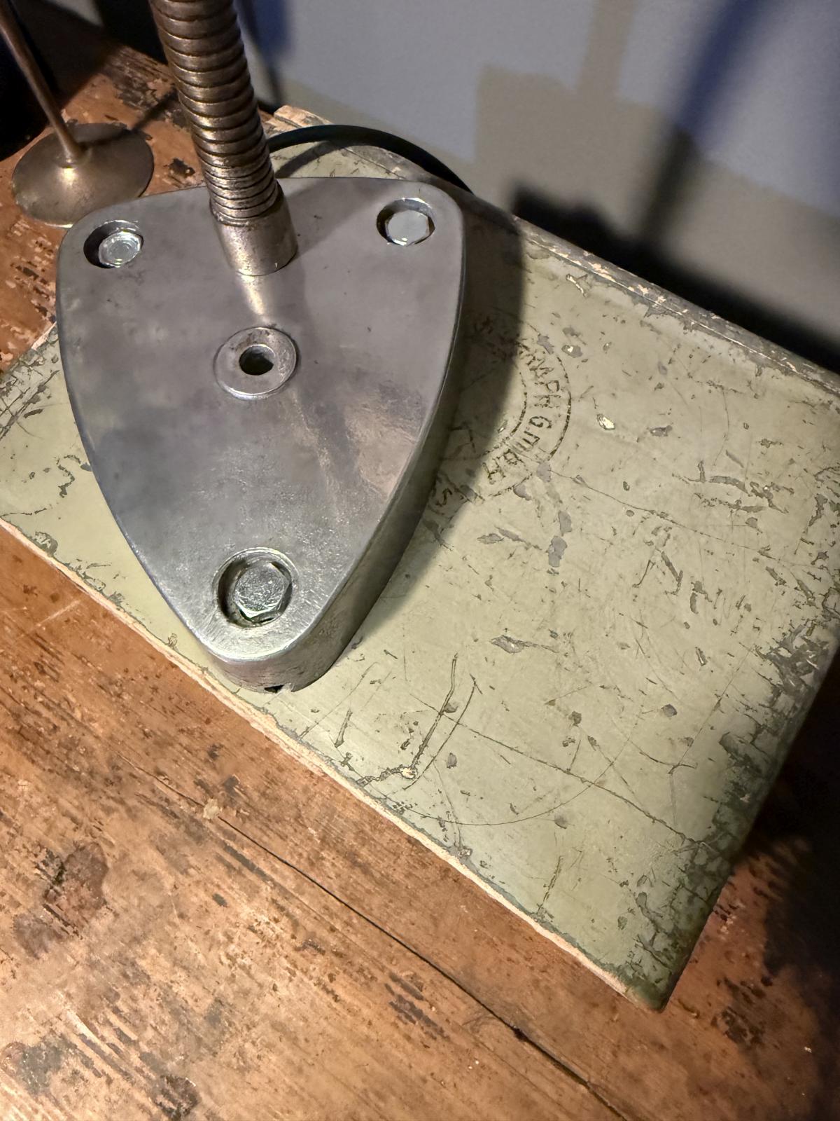 Lampă industrială vintage recondiționată, cu flexibil metalic, bază din aluminiu polisată și suport reutilizat dintr-o cutie veche. Piesă unicat. sertar magic București