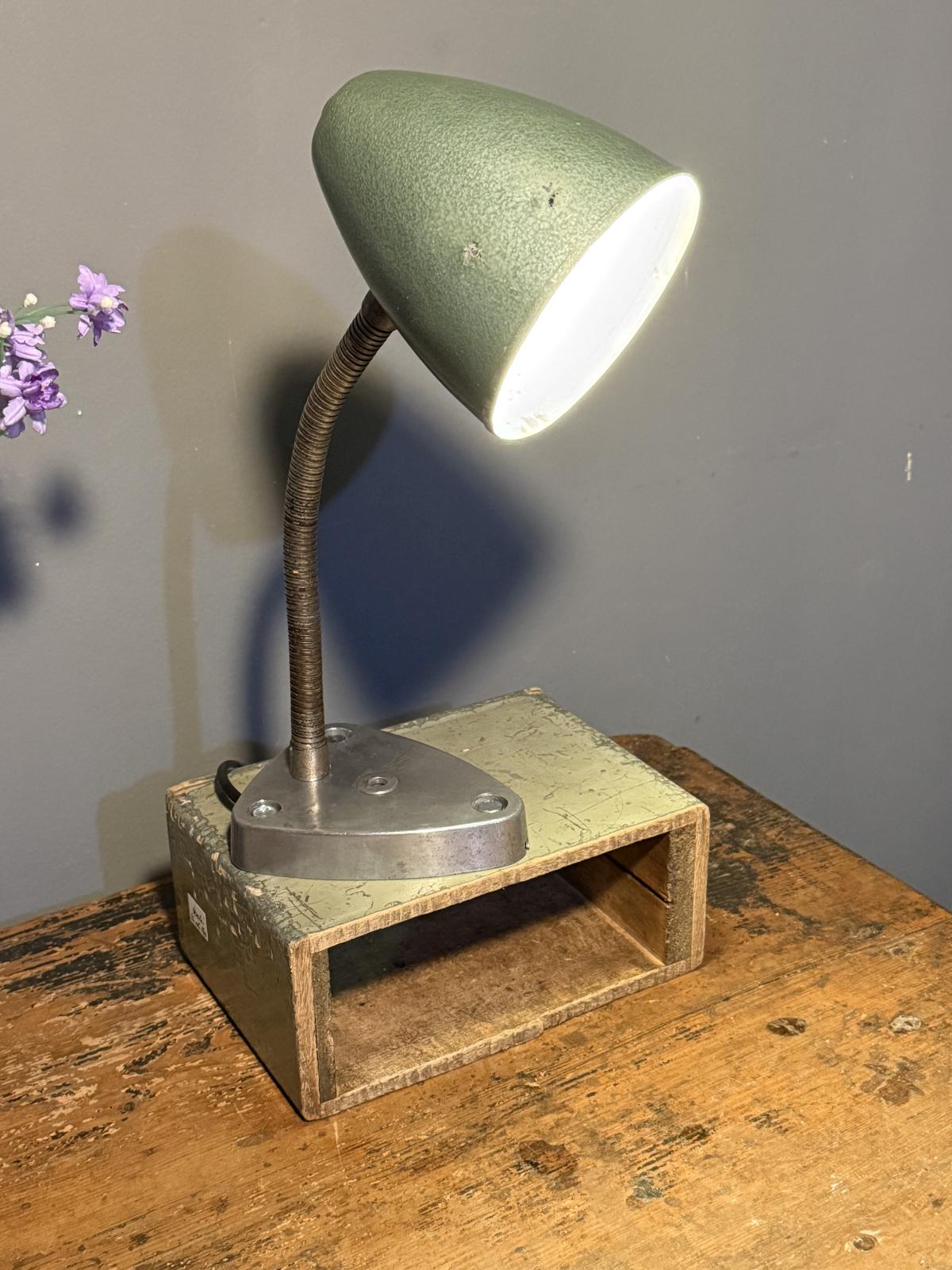 Lampă industrială vintage recondiționată, cu flexibil metalic, bază din aluminiu polisată și suport reutilizat dintr-o cutie veche. Piesă unicat. sertar magic București